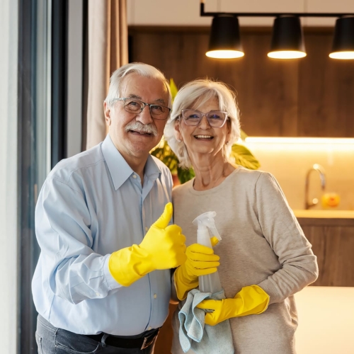 Äldre par nöjda med städservicen